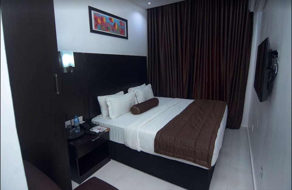 Basic Room, Non Smoking | Minibar, desk, laptop workspace, free WiFi
