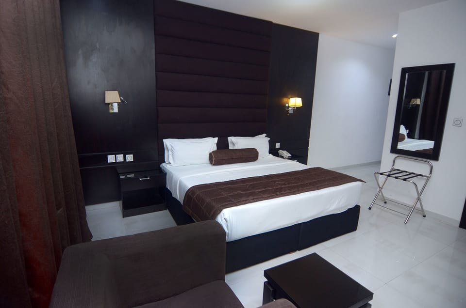 Suite, 1 King Bed, Non Smoking | Minibar, desk, laptop workspace, free WiFi