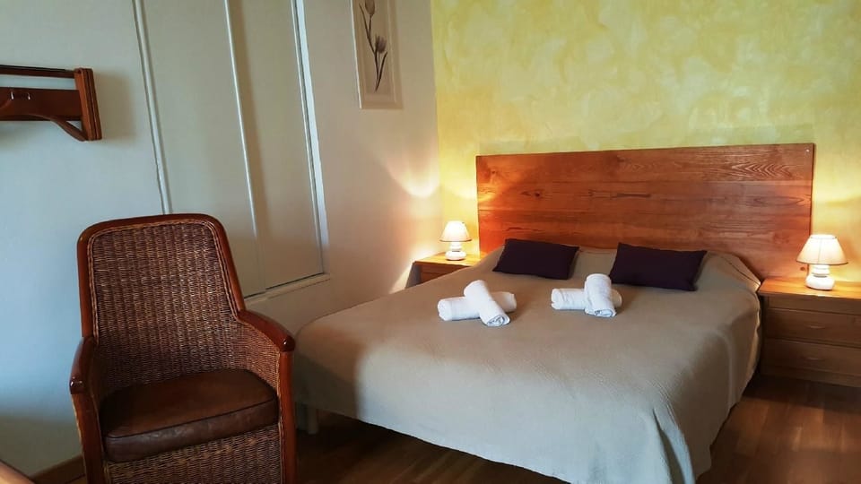 Double Room (Alta-Rocca) | Desk, blackout drapes, soundproofing, iron/ironing board (on request)