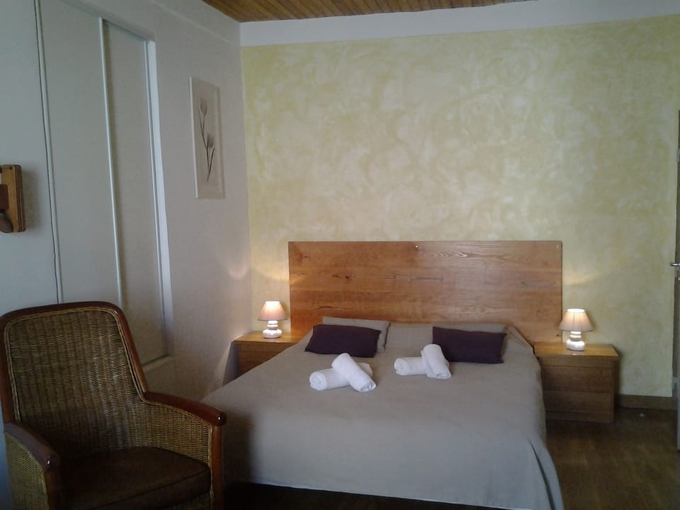 Double Room (Alta-Rocca) | Desk, blackout drapes, soundproofing, iron/ironing board (on request)