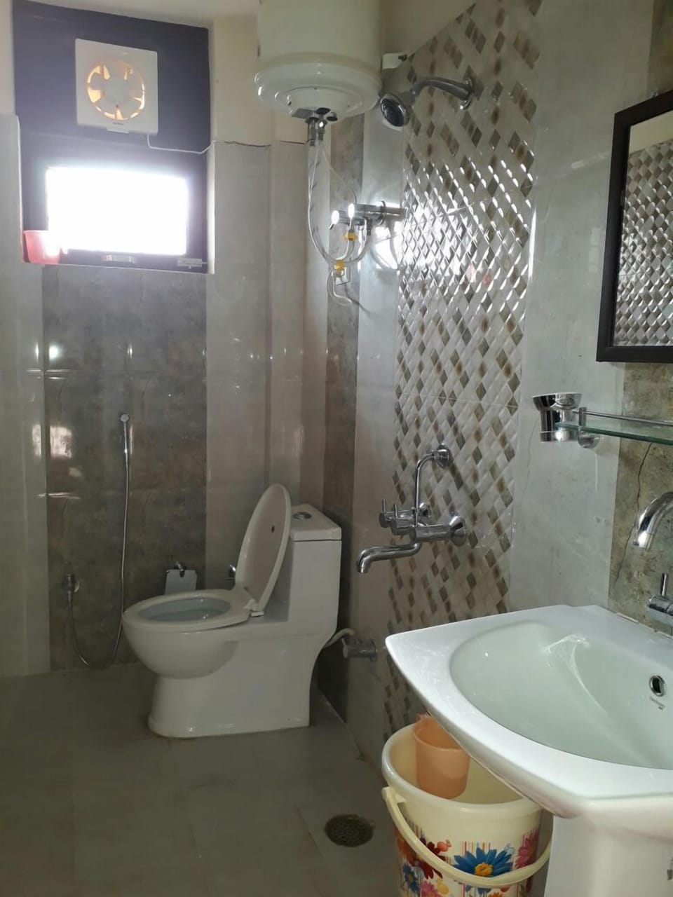 Deluxe Double Room | Bathroom | Shower, free toiletries, slippers