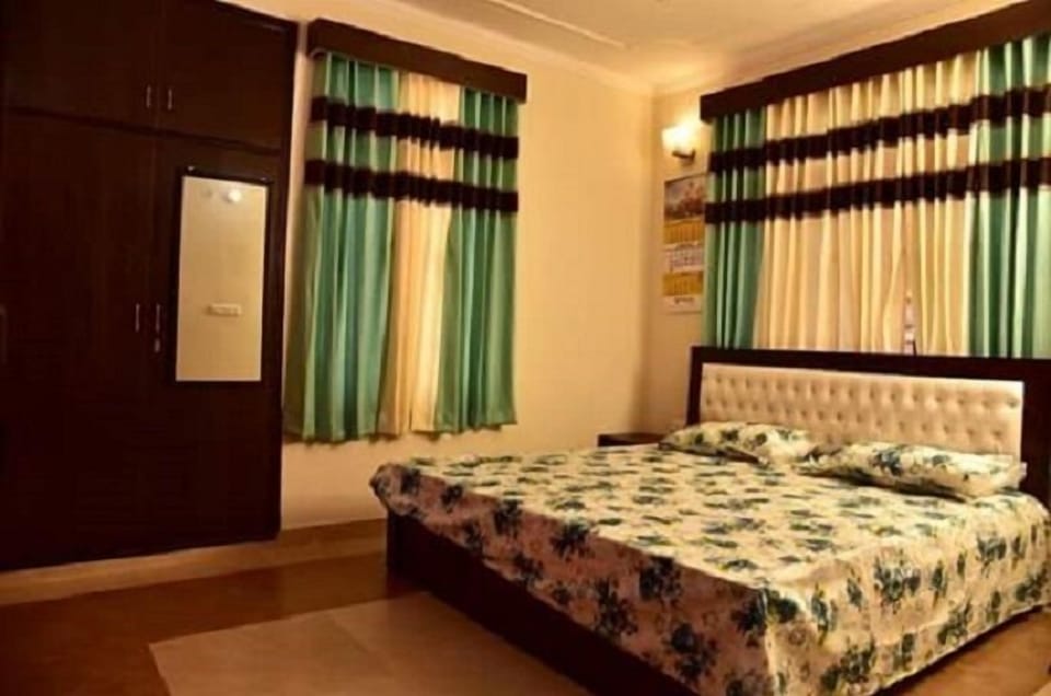 Deluxe Double Room | Premium bedding, desk, iron/ironing board, free WiFi