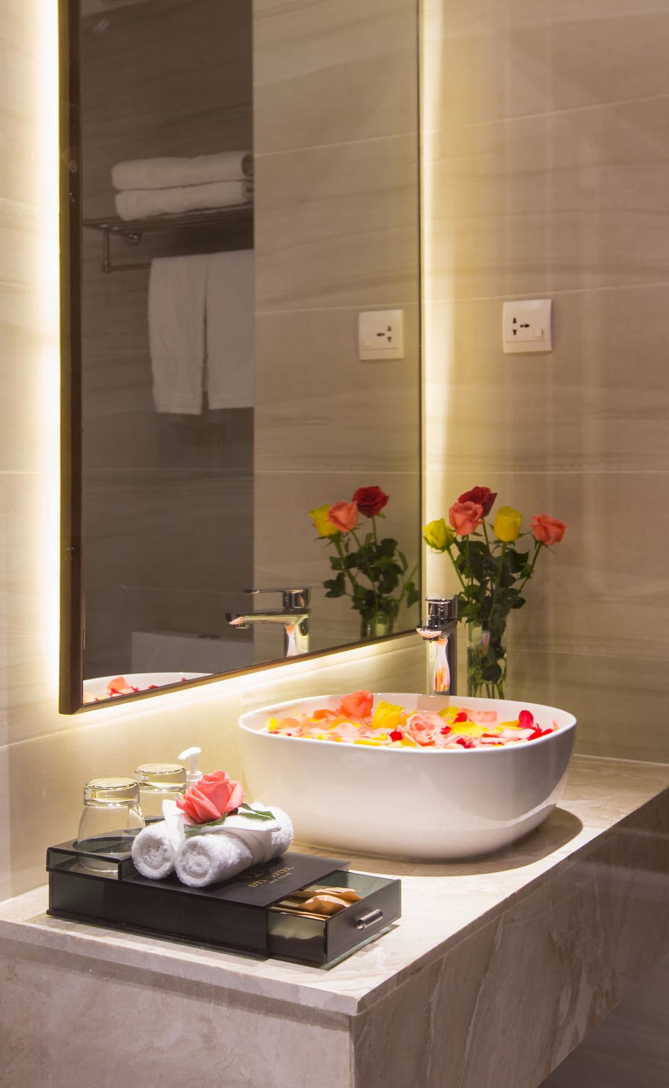 Shower, rainfall showerhead, free toiletries, hair dryer