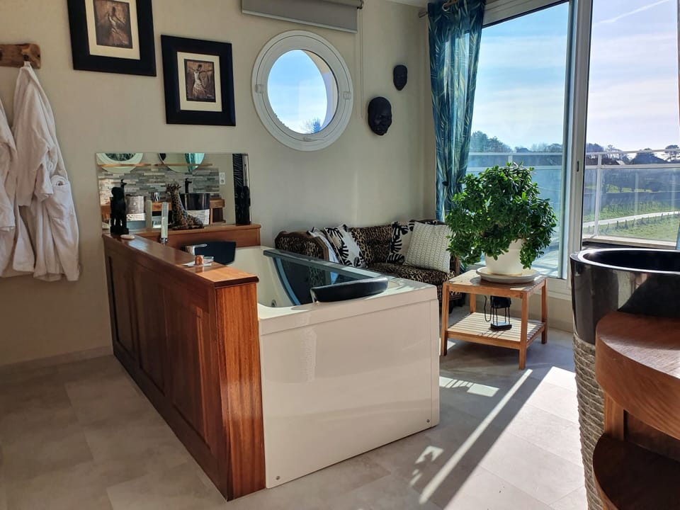 Luxury room '' Sole Sous Le Parasol '' Sea view | Bathroom | Hair dryer, bathrobes, towels, soap
