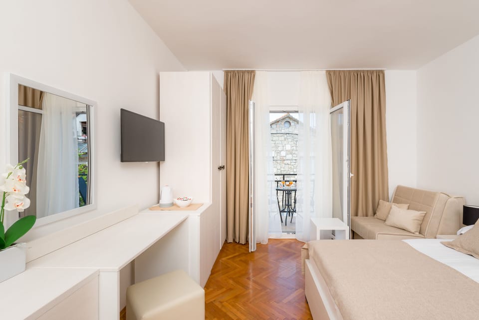 Comfort Suite, City View | Premium bedding, in-room safe, individually decorated