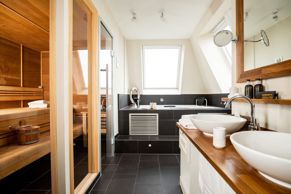 Die Gute Stube | Bathroom | Shower, free toiletries, hair dryer, bathrobes