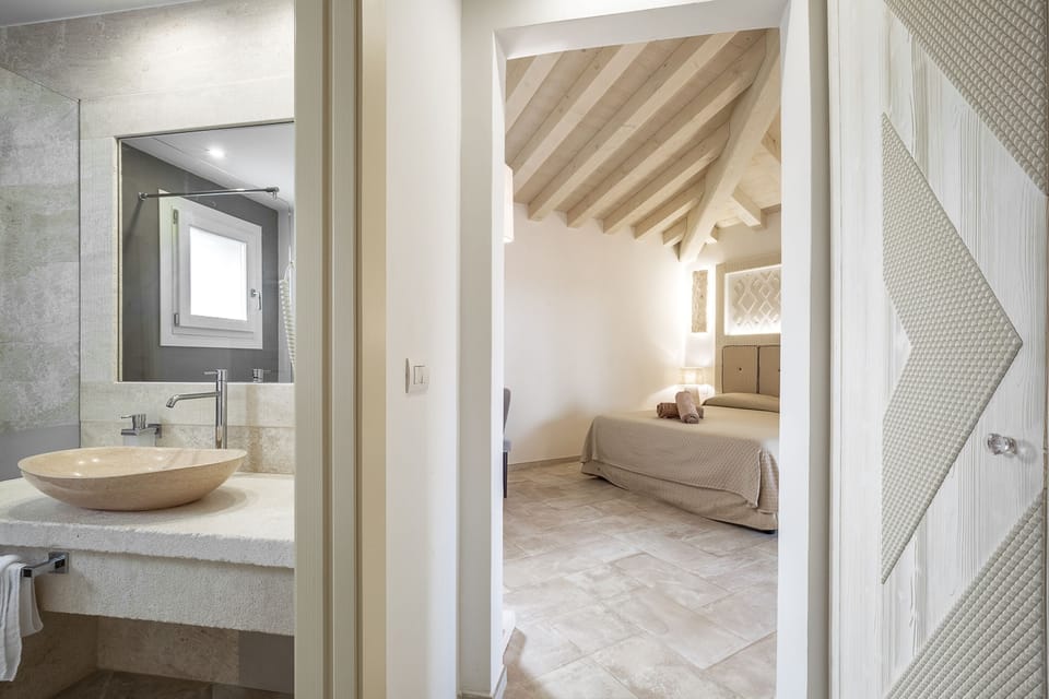 Elite Suite | Minibar, individually decorated, individually furnished, free WiFi