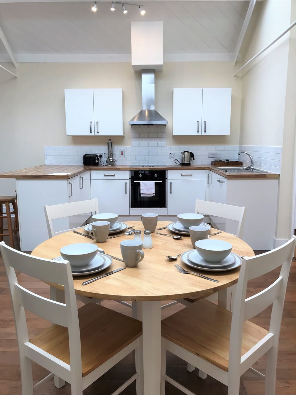 Premium Apartment, 1 Queen Bed, Non Smoking | Private kitchen | Fridge, microwave, oven, stovetop