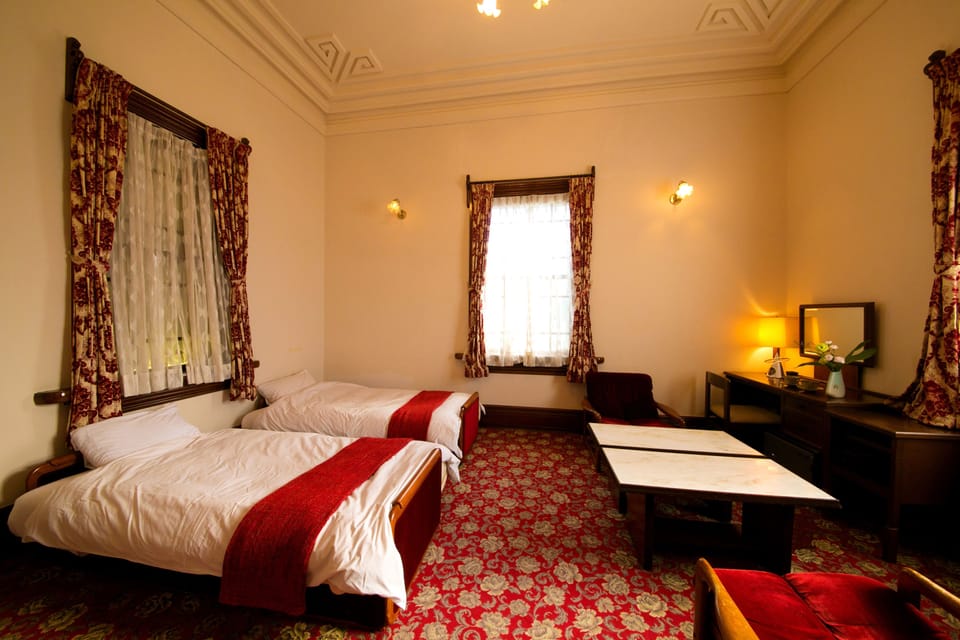 Twin Room | Minibar, in-room safe, desk, laptop workspace