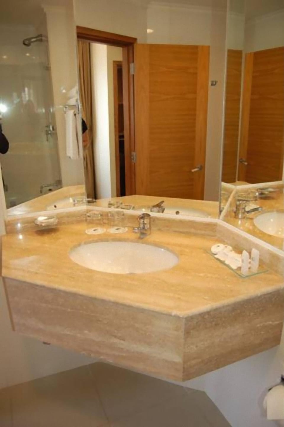 Combined shower/tub, deep soaking tub, free toiletries, hair dryer
