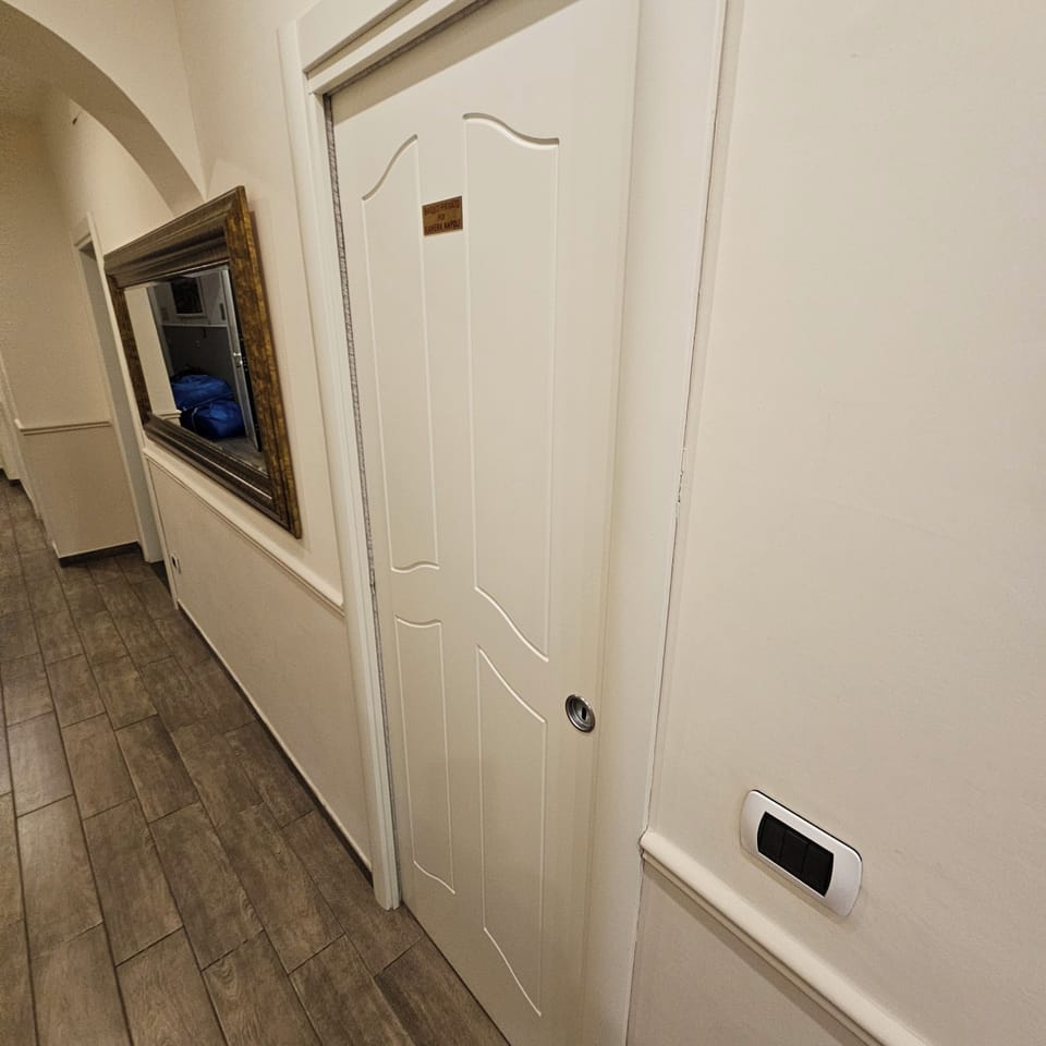 Single Room, 1 Large Twin Bed, Non Smoking | 2 bedrooms, Egyptian cotton sheets, premium bedding, in-room safe