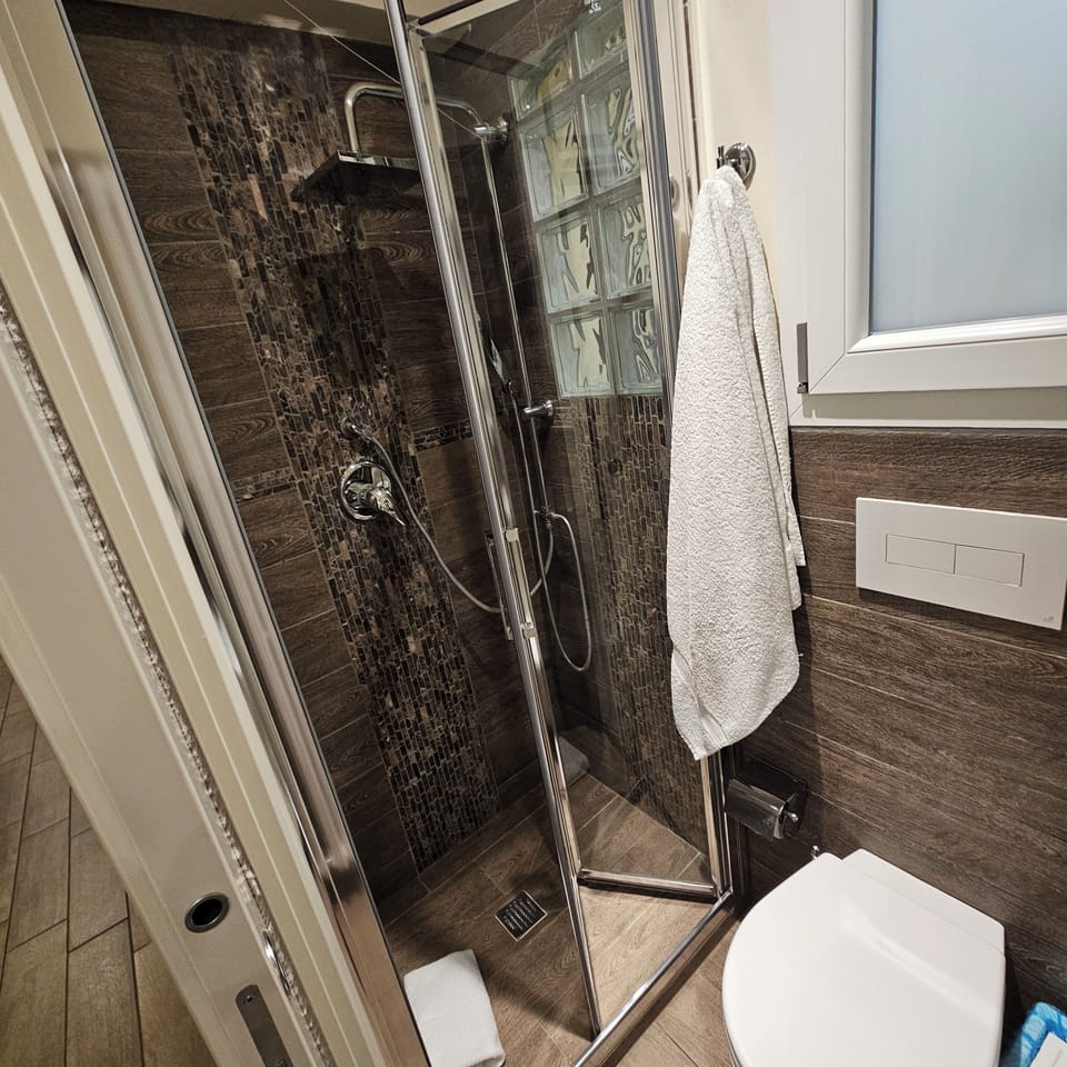 Single Room, 1 Large Twin Bed, Non Smoking | Bathroom | Shower, free toiletries, hair dryer, slippers