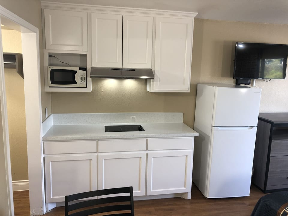 Single Room, 1 King Bed, Kitchenette | Blackout drapes, WiFi (free), bed sheets