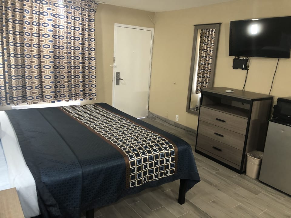 Blackout drapes, WiFi (free), bed sheets