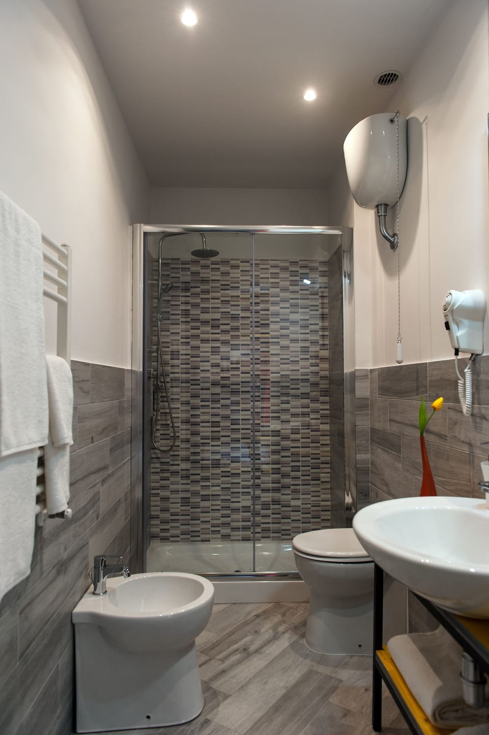Double or Twin Room | Bathroom | Shower, rainfall showerhead, free toiletries, hair dryer