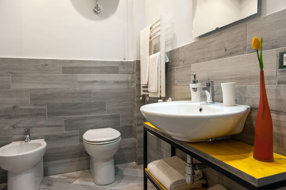 Triple Room | Bathroom | Shower, rainfall showerhead, free toiletries, hair dryer