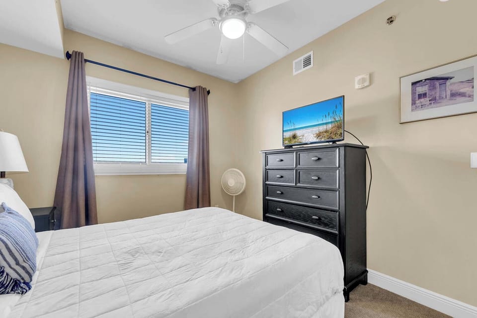 Guest bedroom with flat-screen TV