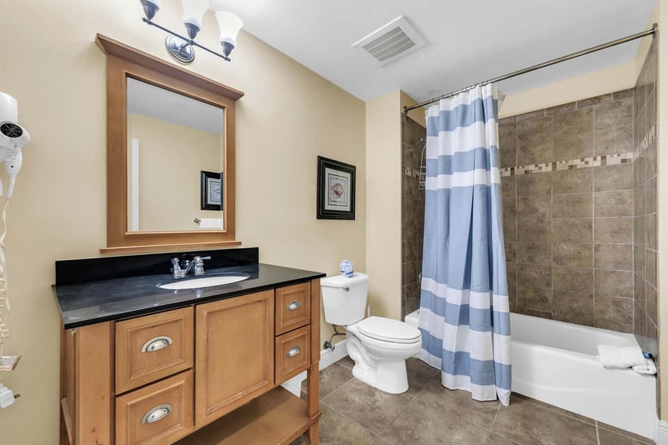 Guest bathroom with shower/tub combo