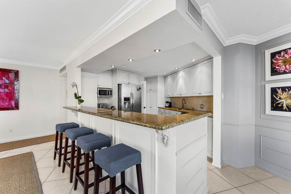 Open Kitchen and Breakfast Counter