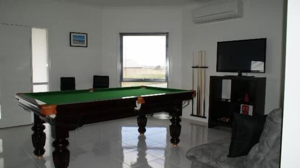 GAMES ROOM & BAR