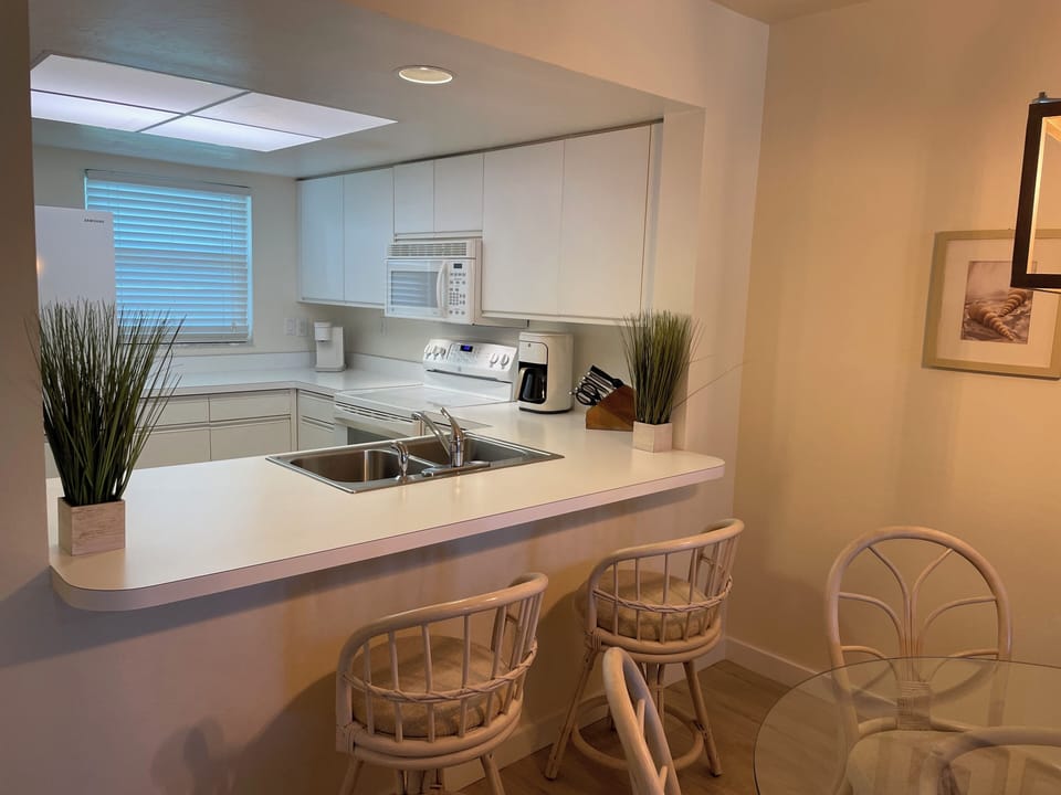KITCHEN COUNTER SEATING