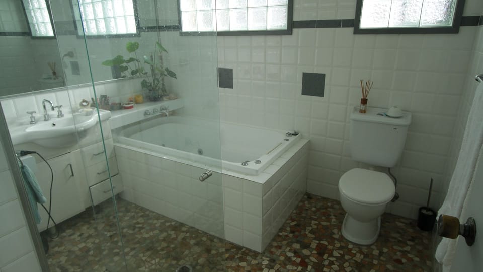 upstairs bathroom including spa