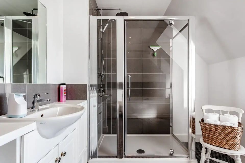 Bathroom 1.