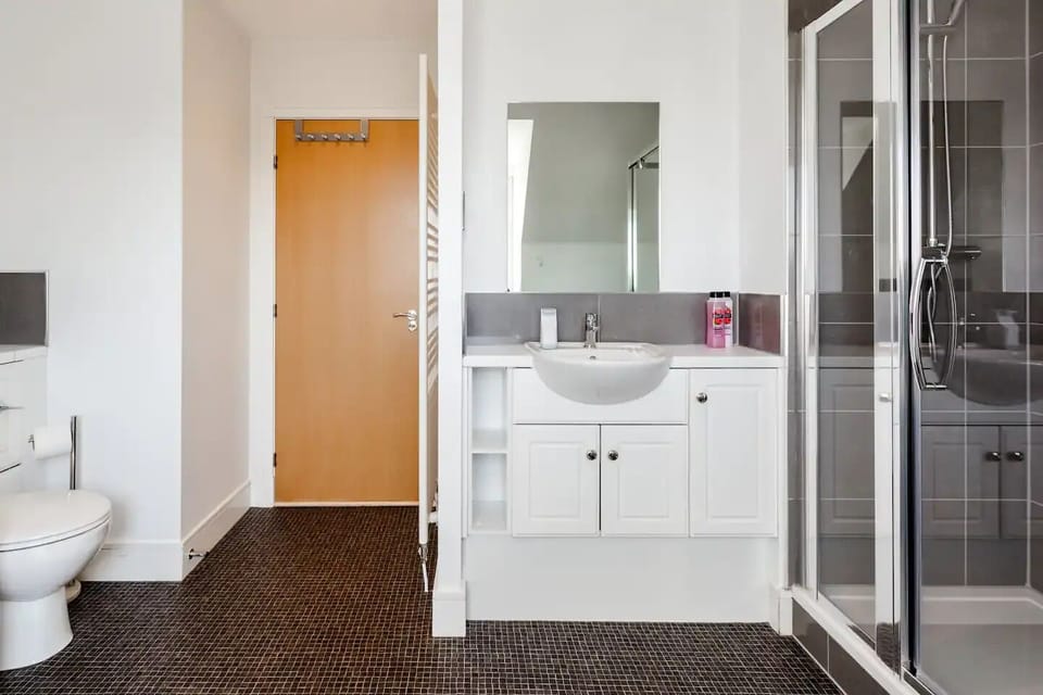 Bathroom 1. Very spacious.