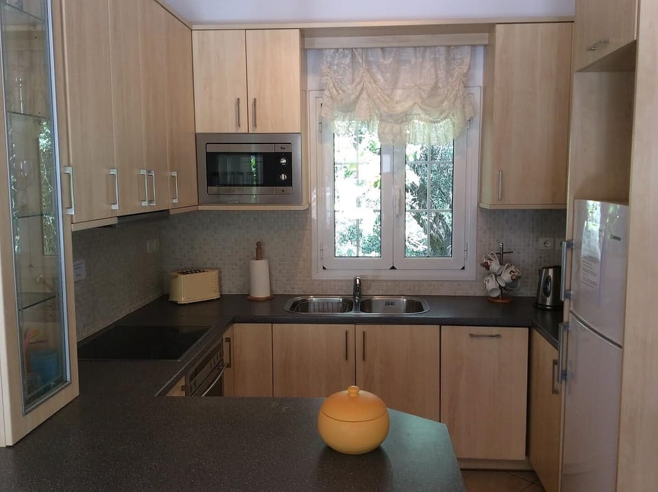 Fully Fitted Kitchen
