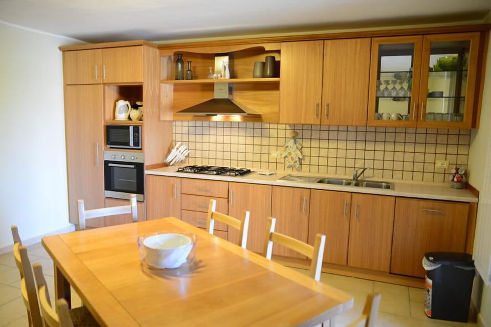 Fully Fitted Kitchen - a chef's delight - includes Dishwasher, oven, Microwave, 