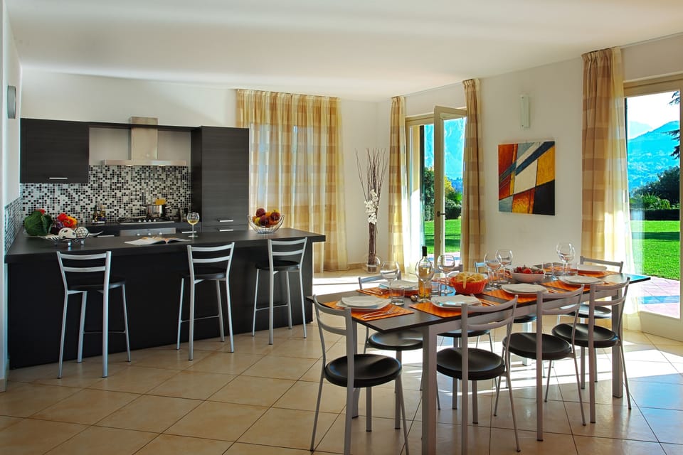 The fitted kitchen and breakfast bar