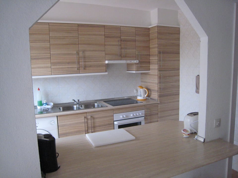 KITCHEN and 
DOUBLE BREAKFAST BAR
