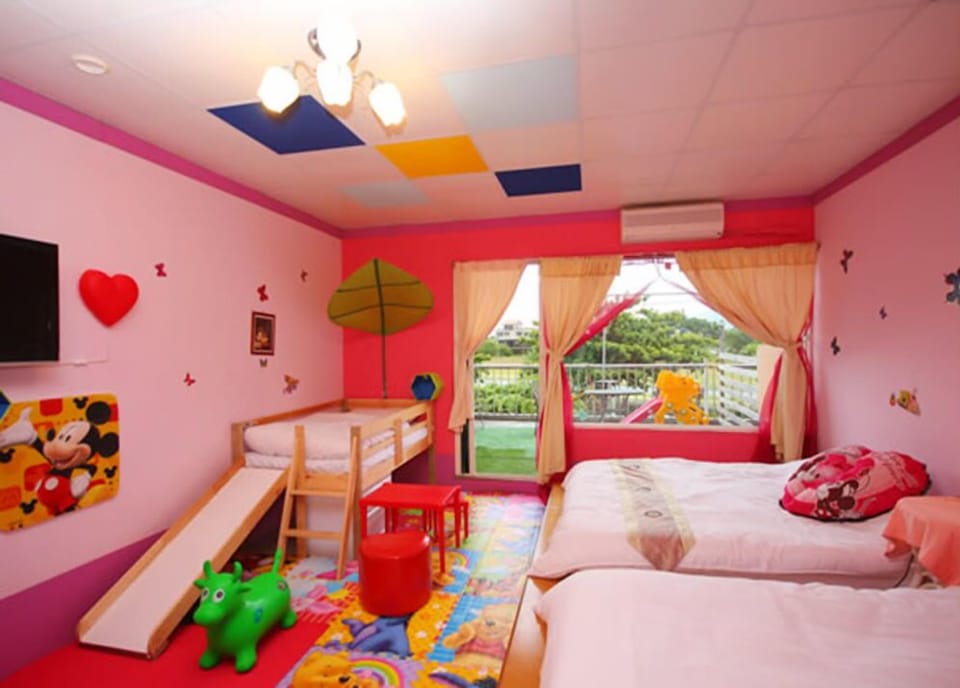 Family Room, Multiple Beds, Non Smoking | Desk, free WiFi, bed sheets