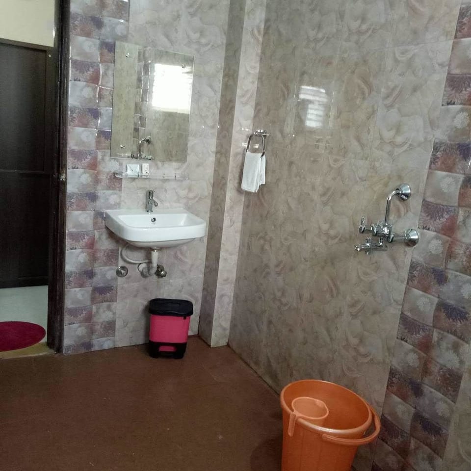 Deluxe Double Room, Shared Bathroom | Bathroom | Shower, free toiletries, slippers, towels