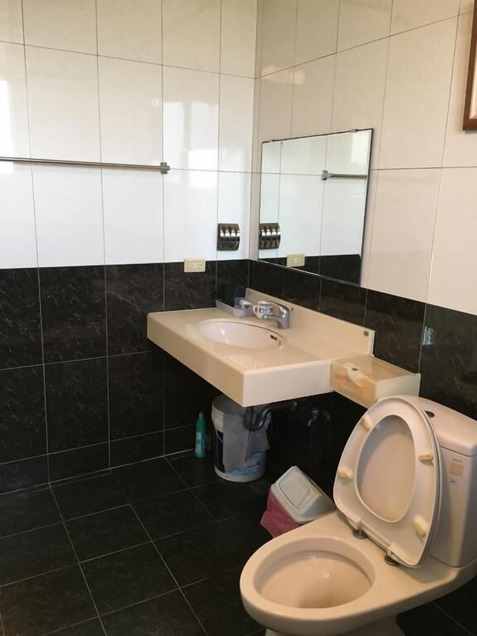 Classic Suite, Non Smoking | Bathroom | Shower, free toiletries, hair dryer, slippers
