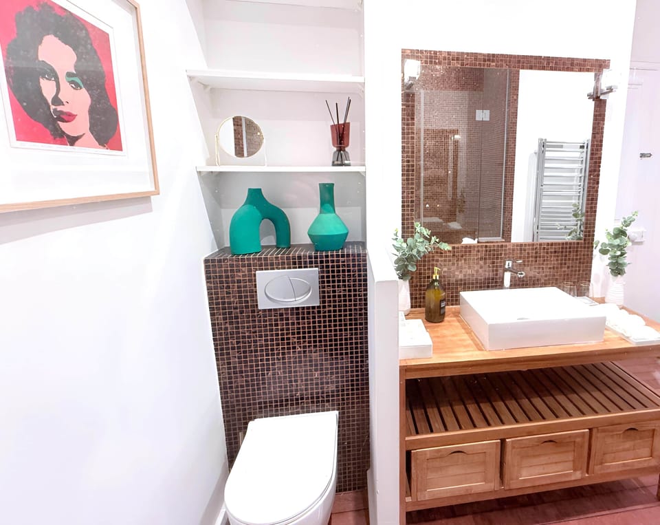 PARIS LYRIQUE – Salle de bain 1, détail de la vasque et des toilettes