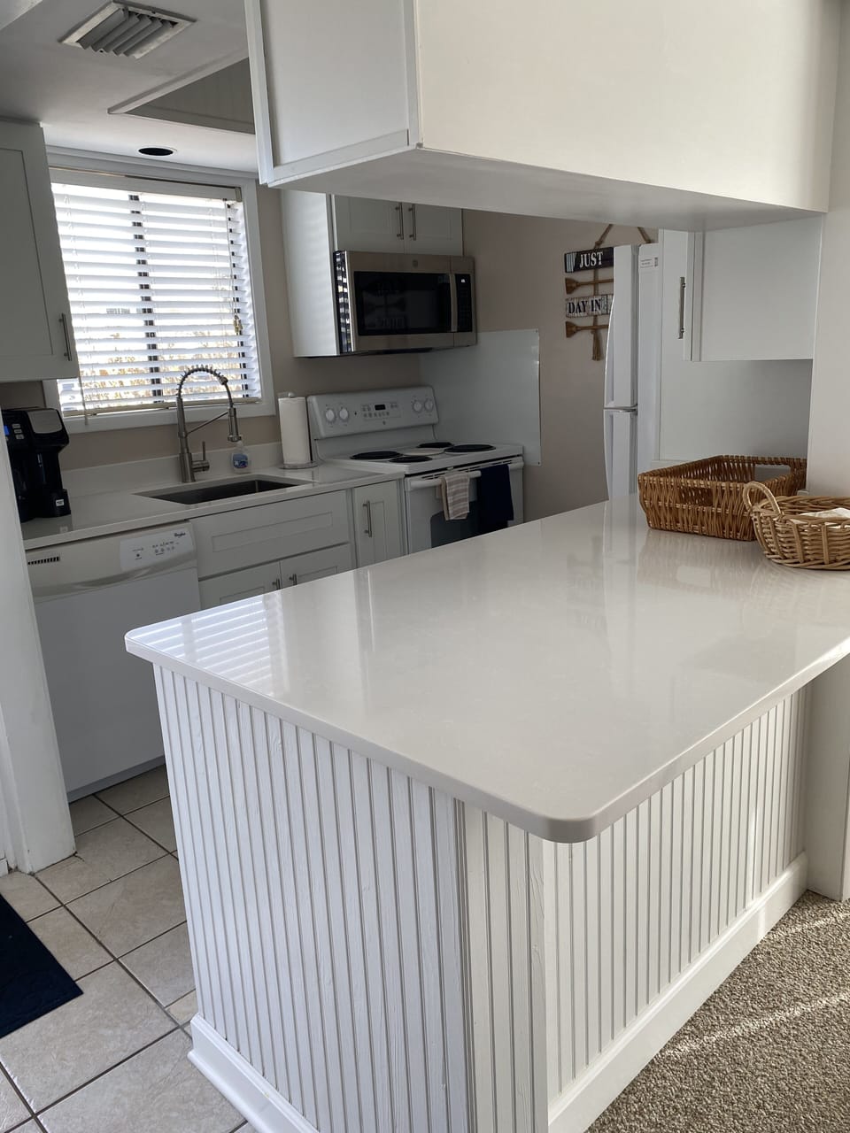 Spacious quartz countertops 