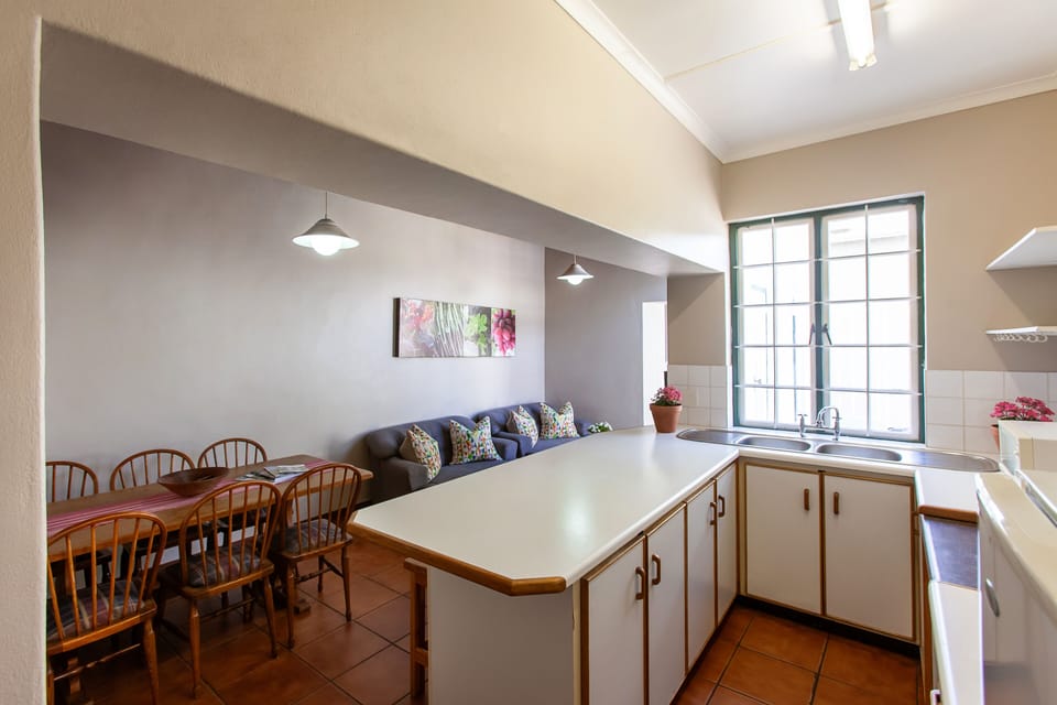 Cottage (Jacaranda 8) | Private kitchen | Full-size fridge, microwave, oven, stovetop