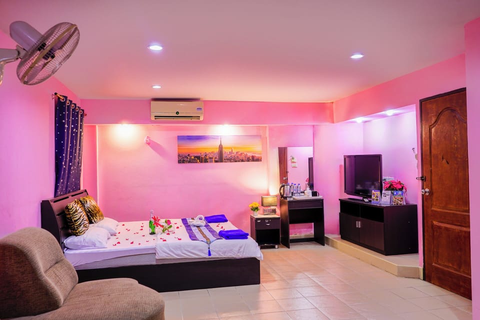 Superior Double Room, 1 King Bed, City View | In-room safe, desk, free WiFi, bed sheets