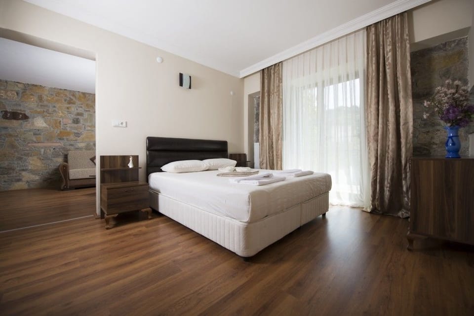 Suite | Living area | Flat-screen TV