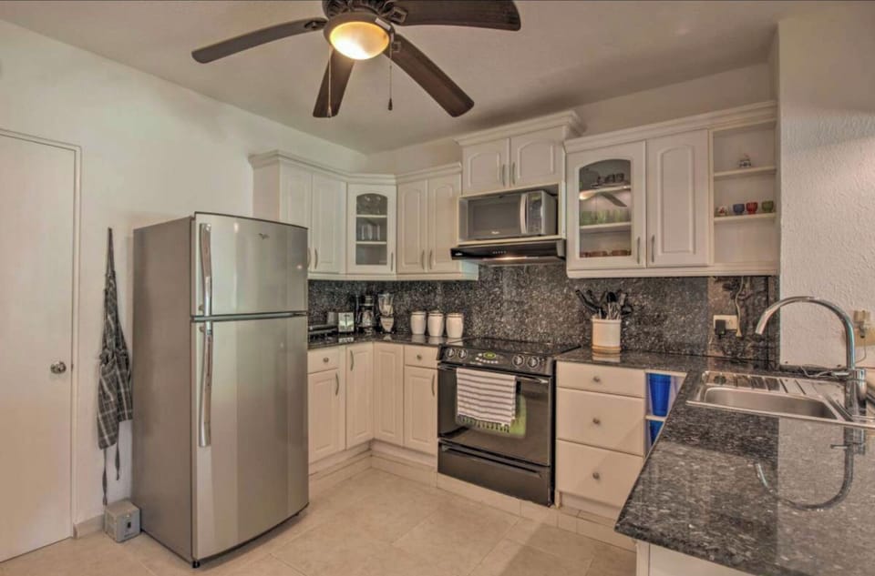 Fully equipped kitchen with Oven & Dishwasher 