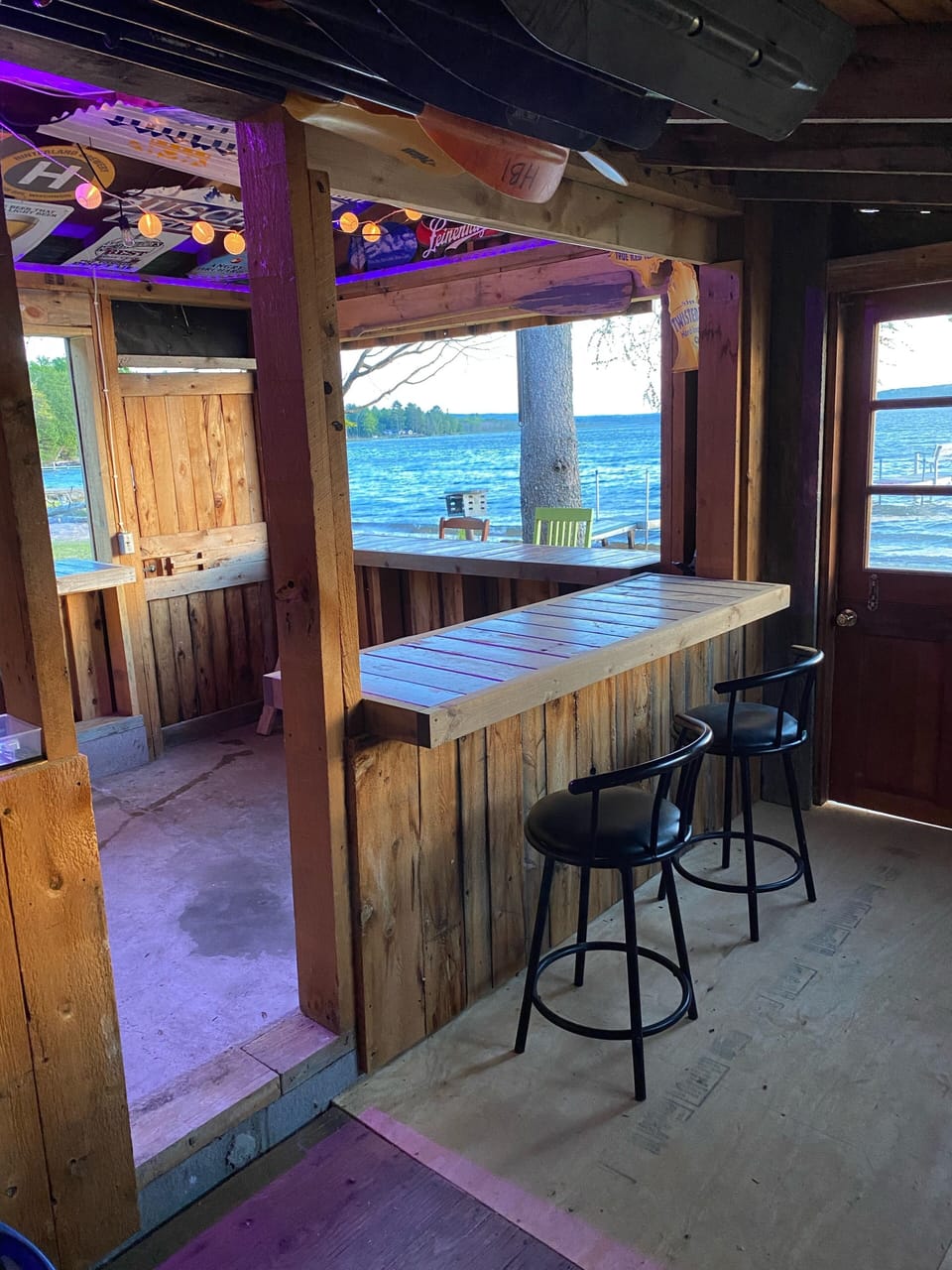 Have a drink by the lake in the “Paddle Shack Bar”!