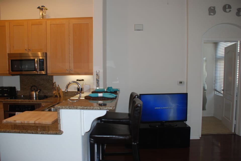 Kitchen/Bar area and 44' Smart LED HDTV.
