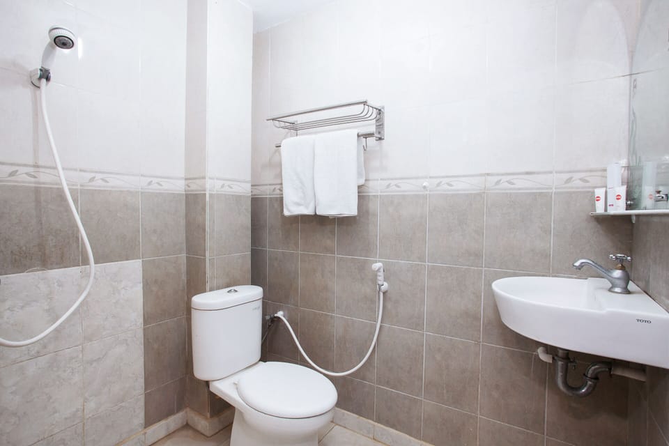 Standard Double Room | Bathroom | Shower, towels