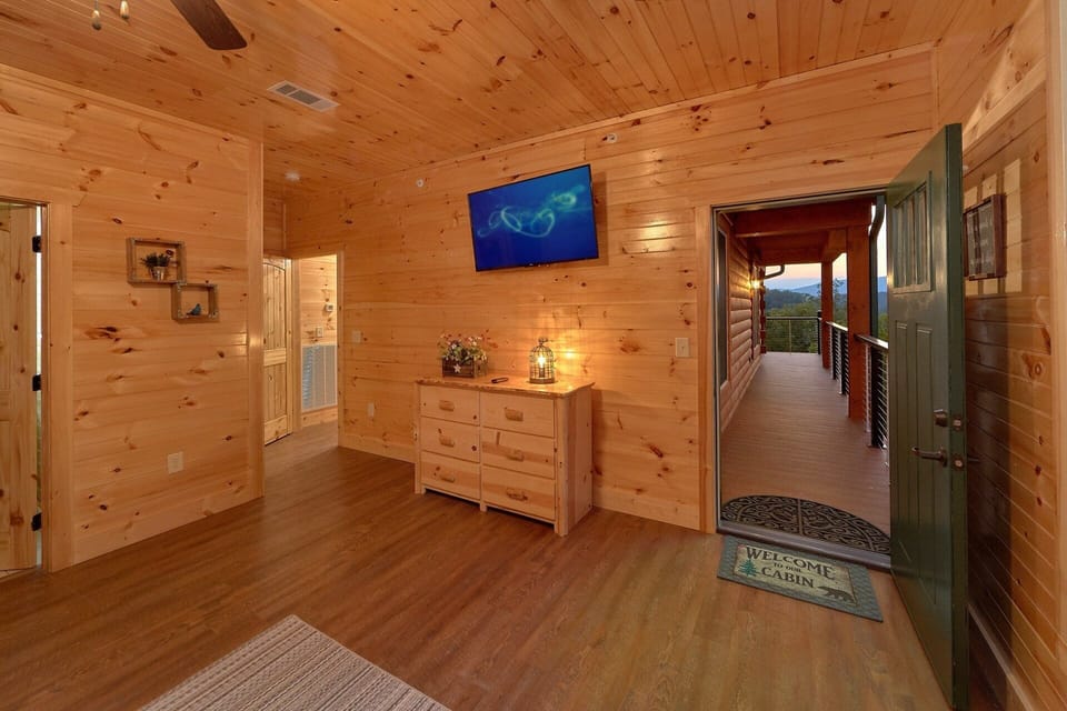 8 Bedroom Pool Cabin with Private Deck Access