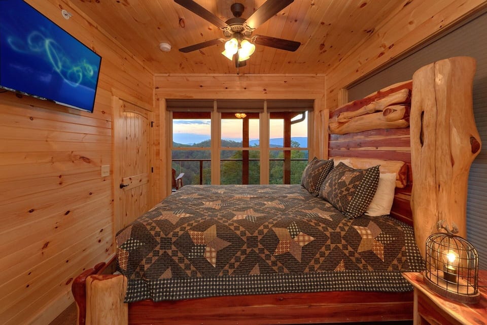 8 Bedroom Pool Cabin with a King Bed