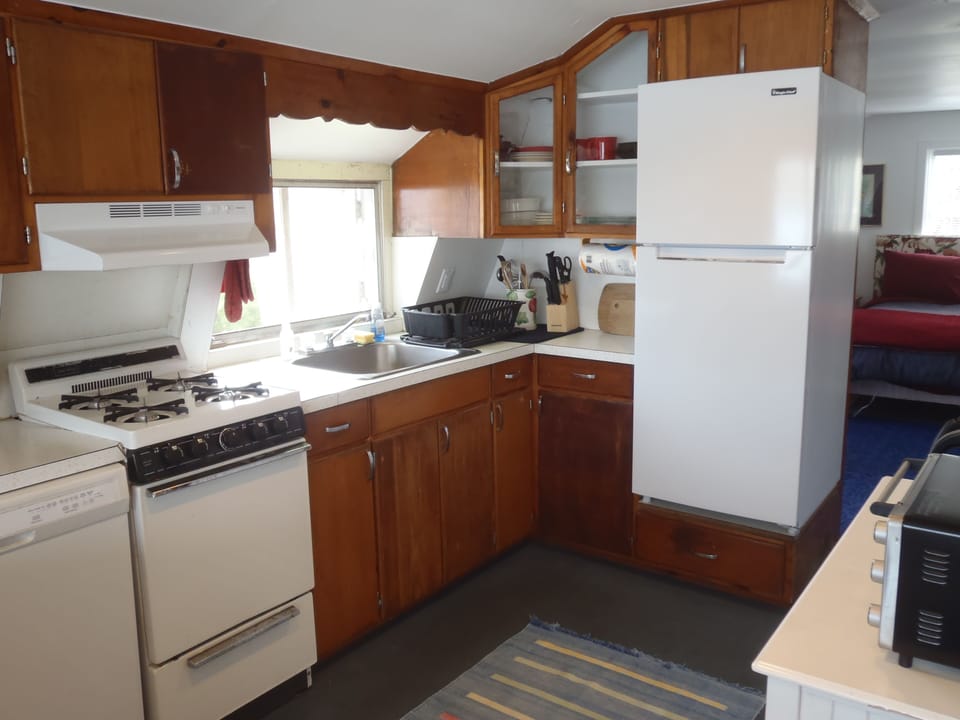  The fully applianced kitchen.-frost free   refrigerator, gas range & dishwasher