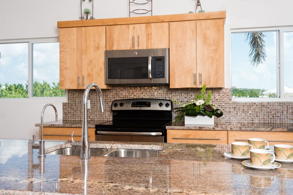 Crystal Sands Villa - Granite tops, SS appliances, iridescent tiles!
