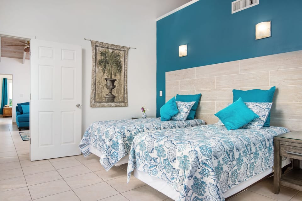 Penthouse Second bedroom can be configured as twins or a second King bed!