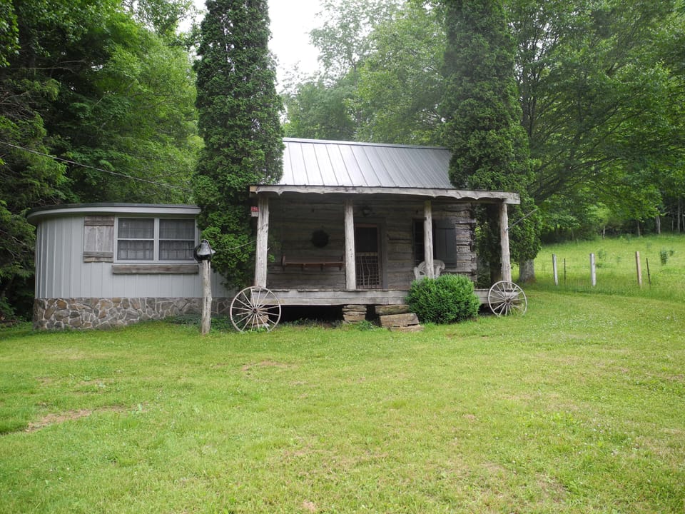 Cool Summer Days await. Cozy Cabin, Great View, 10 minutes from Boone